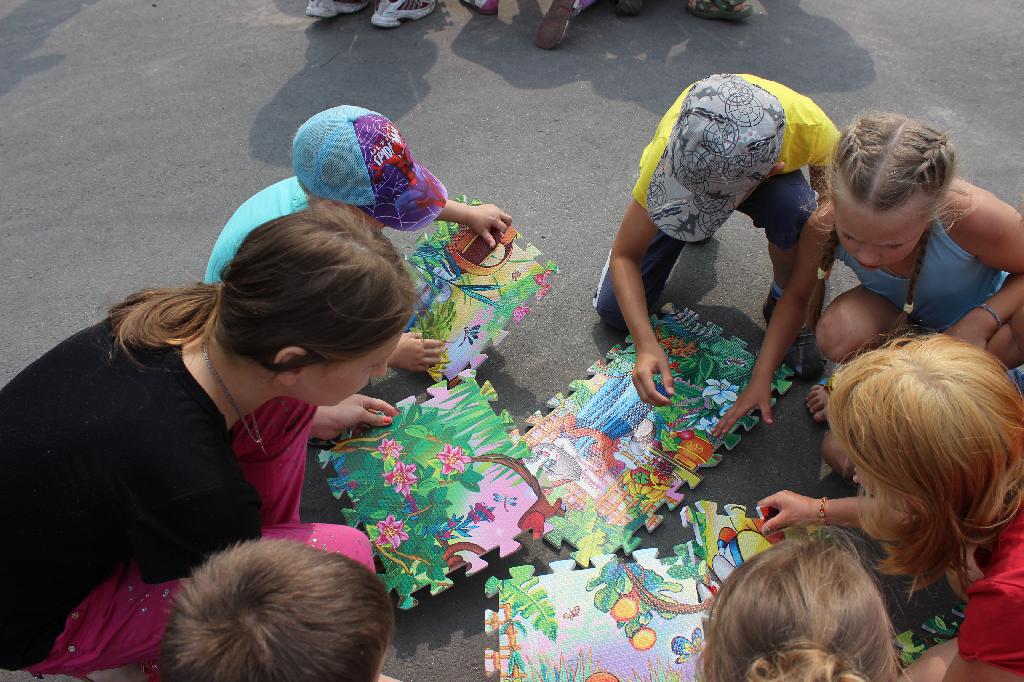 Творческий коллектив Ломоносовского Дворца культуры приглашает юных жителей округа поиграть и порисовать