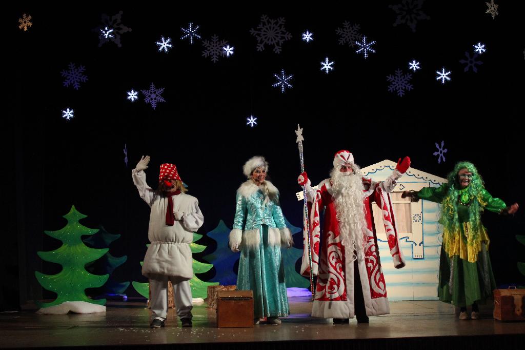 В Ломоносовском Дворце культуры Деда Мороза поздравили с Днем Рождения
