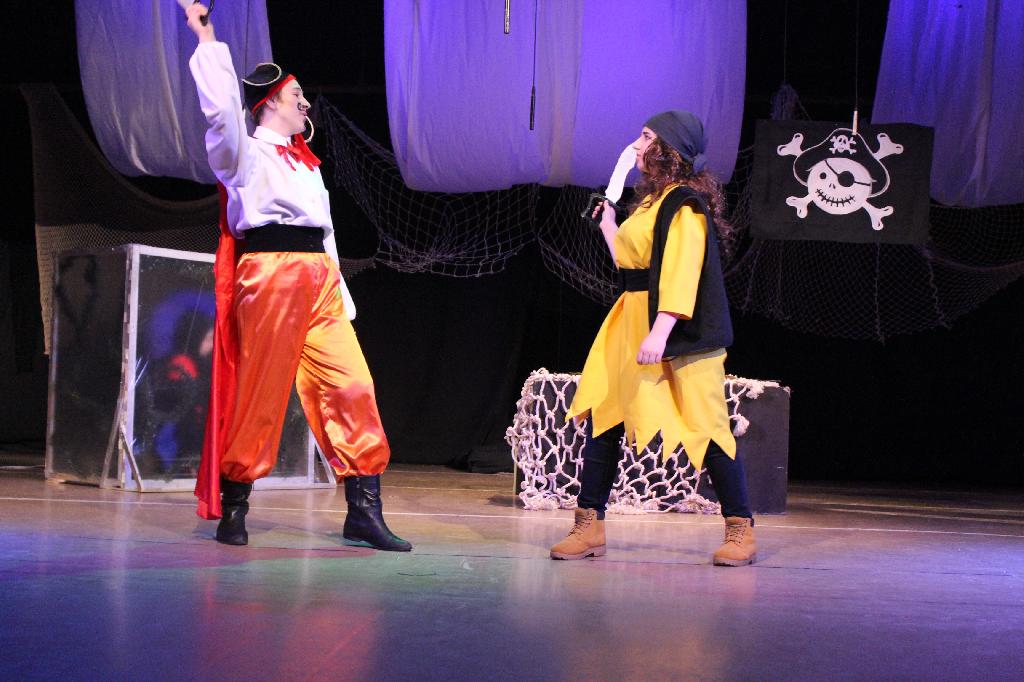 Пираты встретили Новый год на сцене Ломоносовского Дворца культуры