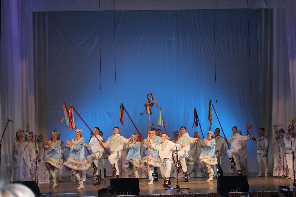 На сцене Ломоносовского Дворца культуры выступил государственный ансамбль песни и пляски «Асъя Кыа»