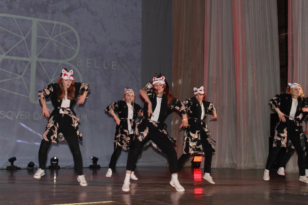 На сцене Ломоносовского дворца культуры встретились молодые танцоры