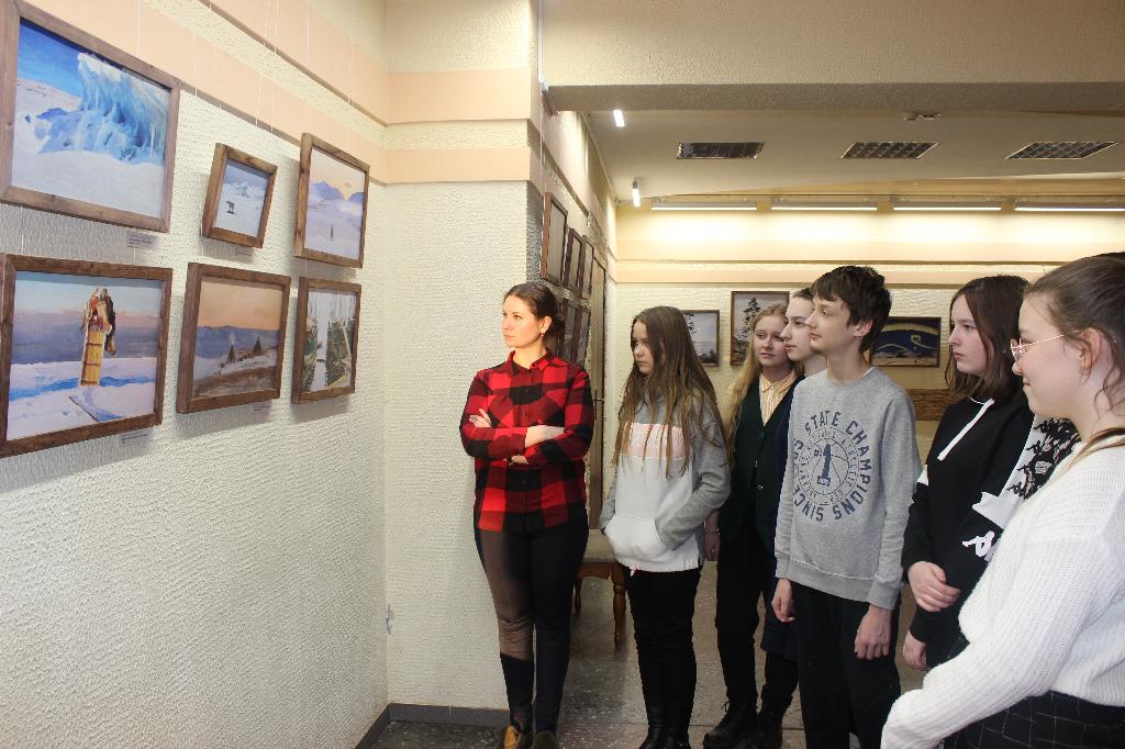 Ломоносовский Дворец культуры приглашает горожан на две художественные выставки