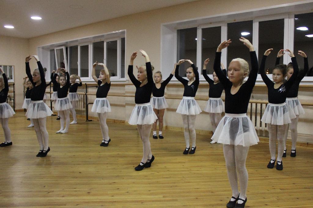 В Ломоносовском Дворце культуры прошло открытое занятие в образцовом хореографическом ансамбле «Улыбка»