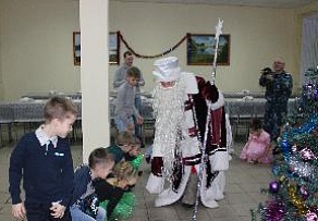 Коллектив Ломоносовского Дворца культуры провели выездной новогодний праздник