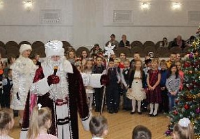 Более десяти тысяч детей и взрослых приняли участие в новогодних праздниках Ломоносовского Дворца культуры 