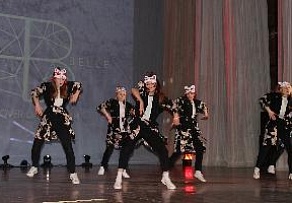 На сцене Ломоносовского дворца культуры встретились молодые танцоры