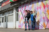 В День семьи, любви и верности на площади Ломоносовского Дворца культуры нарисовали двести семьдесят ромашек