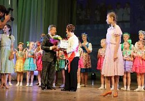 Нина Александровна Захарова стала первым «Почетным работником Ломоносовского Дворца культуры»