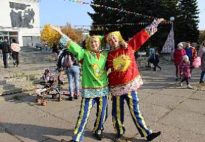 На площади Ломоносовского Дворца культуры прошли народные гуляния, посвященные Маргаритинской ярмарке