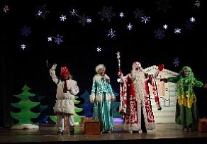 В Ломоносовском Дворце культуры Деда Мороза поздравили с Днем Рождения