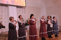 В Белом зале Ломоносовского Дворца культуры поздравляли учителей с наступающим праздником