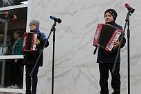 В субботний день на площади Ломоносовского Дворца звучали детский смех и русская песня