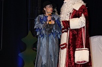 В Ломоносовском Дворце культуры Деда Мороза поздравили с Днем рождения