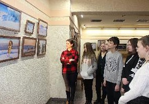 Ломоносовский Дворец культуры приглашает горожан на две художественные выставки