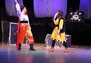 Пираты встретили Новый год на сцене Ломоносовского Дворца культуры