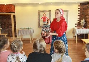 В октябре в Ломоносовском Дворце культуры знакомили с традициями праздниками Покрова