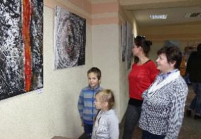 В Ломоносовском Дворце культуры работает выставка «Абстрактные истории»