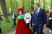 В день города главу Архангельска и его гостей встречали городовой и госпожа Северная Клюква