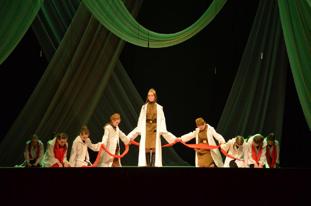 В майские праздничные дни в Ломоносовском Дворце культуры прошла премьера спектакля «У войны не женское лицо»