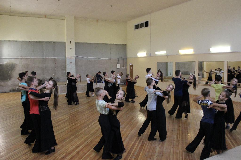 В хореографическом центре Ломоносовского Дворца культуры прошли тренировочные сборы танцоров бальных танцев