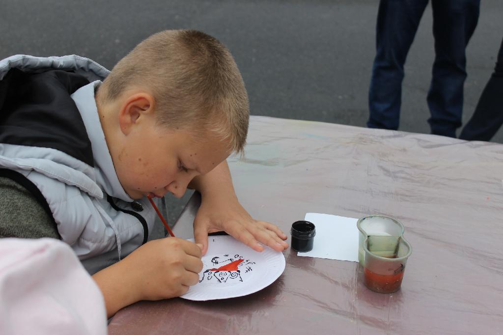 Дети и родители осваивают основы мезенской росписи