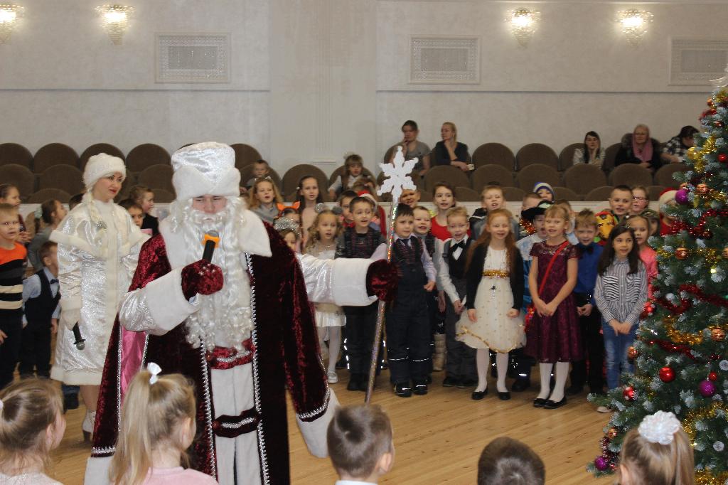 Более десяти тысяч детей и взрослых приняли участие в новогодних праздниках Ломоносовского Дворца культуры 