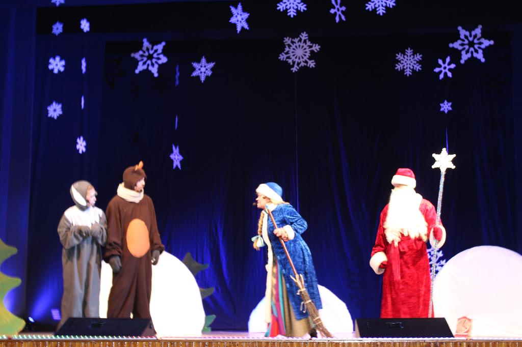 В Ломоносовском Дворце культуры Деда Мороза поздравили с Днем рождения