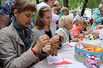 В День города специалисты Ломоносовского Дворца культуры превратили Петровский парк в территорию творчества и игры