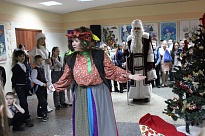 В Ломоносовском Дворце культуры проходят праздничные представления с игровой программой «Как-то раз под Новый год»