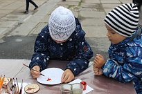 Дети и родители осваивают основы мезенской росписи