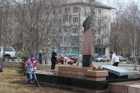 Субботник-праздник прошел на площади Ломоносовского Дворца культуры