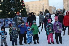 Игровая программа у городской елки на площади Ленина