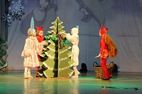 В Ломоносовском Дворце культуры проходят праздничные представления с игровой программой «Как-то раз под Новый год»