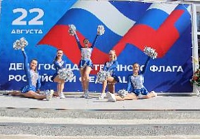 В день государственного праздника на площади Ломоносовского Дворца культуры был поднят российский триколор