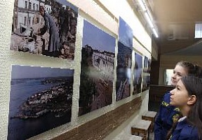 В Ломоносовском Дворце культуры продолжает работу выставка «Вспышка памяти»
