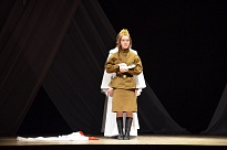 В майские праздничные дни в Ломоносовском Дворце культуры прошла премьера спектакля «У войны не женское лицо»