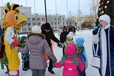 Игровая программа у городской елки на площади Ленина