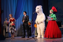 В Ломоносовском Дворце культуры гостей Международного Арктического форума встречали Сударыня Клюква и Арктический Мишка 
