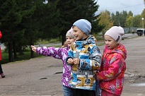 В субботний день на площади Ломоносовского Дворца звучали детский смех и русская песня