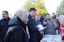 Губернатор Архангельской области Александр Цыбульский посетил праздник на площади Ломоносовского Дворца культуры