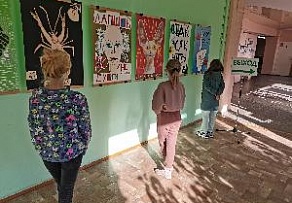 В Ломоносовском Дворце начала работать выставка подростковых плакатов